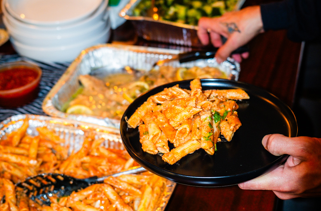 Which Catering Trays Work Best for Feeding Large Crowds?
